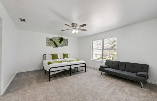 Tasteful 3BR I Free Parking I Workspace - Foto 17