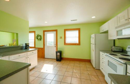 Quiet Hatteras Duplex with Decks about 1 Mile to Beach - Foto 12