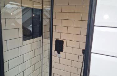 Modern 5 bedroom house with parking, London - Foto 24