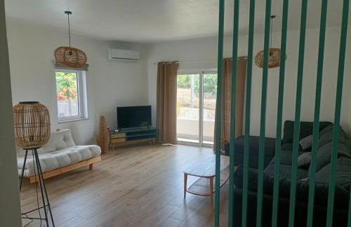 Vivenda Geminada com piscina a 10 minutos a pé da praia, by QoZzy - Foto 2