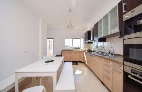 Spacious 4-Bedroom Villa with Private Heated Pool in Quinta da Beloura Sintra Ideal for Families & Long Stays - Foto 16