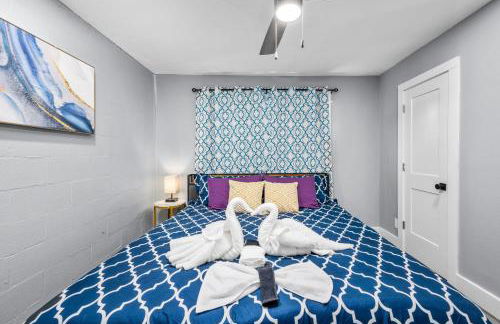 Chic Heights Retreat with Pool and Free Parking - Foto 6