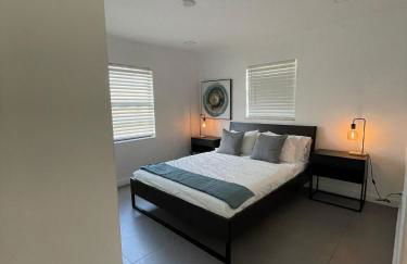 Stylish Pool Home - Photo 7