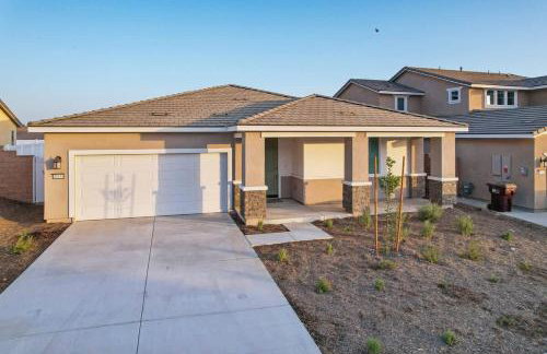 Entire Private Home with 4 Bedrooms 2 Bathrooms, Mountain Edge, New House, Ranch, Gated Yard, Available Now - Foto 78