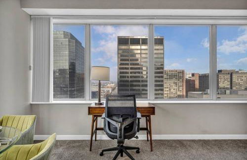 14th Floor Lux Downtown Condo w/ LAKE VIEWS & Gym - Photo 15