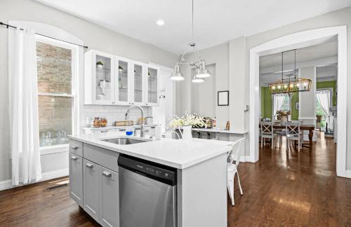 Elegant Manor w Private Yard & Modern Amenities - Foto 29