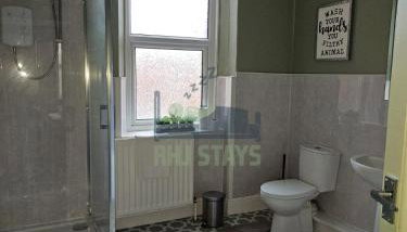Rectory5 - 5 bedroom 7 beds Parking Perfect for Contractors - Photo 3