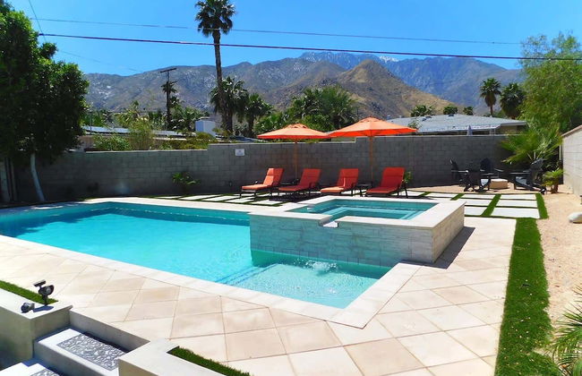 Experience Modern Luxury at Desert Hideaway - Foto 1