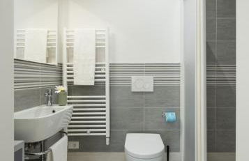 Avelli Pia Fourth Floor with 2 Bathrooms - Florence Charming Apartments - Delightful and bright 4rd-floor apartment without elevator, overlooking one of Florence's most beautiful squares, Exceptionally located for exploring the city - Foto 12