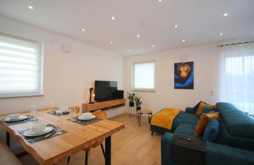 Großes Apartment mit Küche, Dusche, Badewanne, Balkon, Parkplatz vor dem Haus, ruhig gelegen, ADA4 - Foto 40