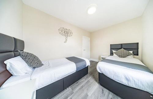 RYAN AIR I BNB - Huge 4 Bedroom House with Free Parking - Foto 27