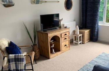 Lovely home from home apartment 8 mins walk to beach with free parking and sun deck 2 bed sleeps 4 - Photo 4