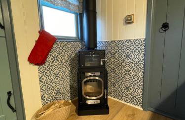 Cornwall Shepherds Hut - Hot Tub & Cosy Log Burner - Photo 9