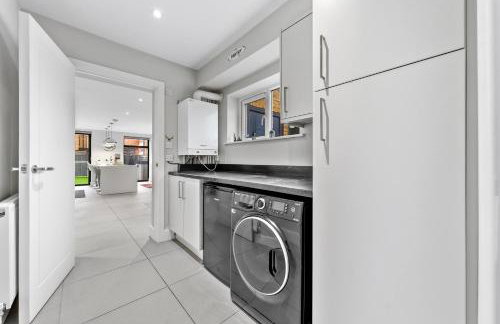 The Lumos House - 4 Bed Home w Parking near Harry Potter Studios - Foto 12