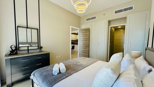 Stylish 1BR in JVC w Pool 6 Mins to Circle Mall - Foto 5, Habitación