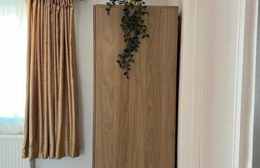 The Place with king beds, Ensuite Bathrooms, Close to Airport and Free Parking - Foto 7