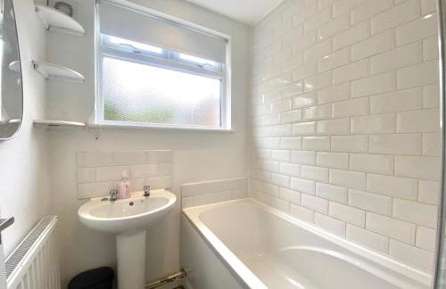 Rushden - Spacious House and Garden, Free Parking, TV, Sleeps 8 Guests - Foto 8