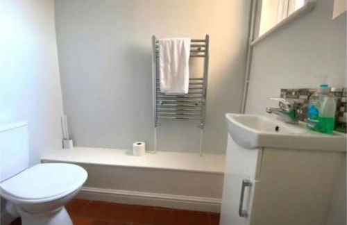 Balmoral House - Holiday Home - Photo 4