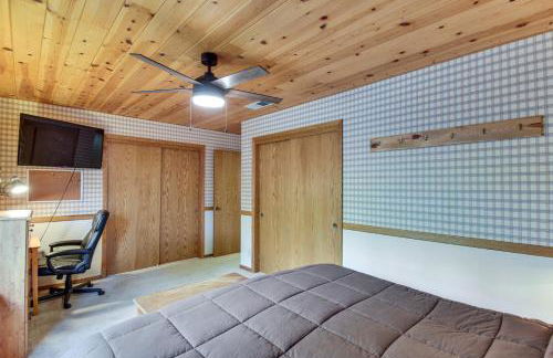 Deck and Wooded Views 5-Acre Auberry Retreat! - Foto 13