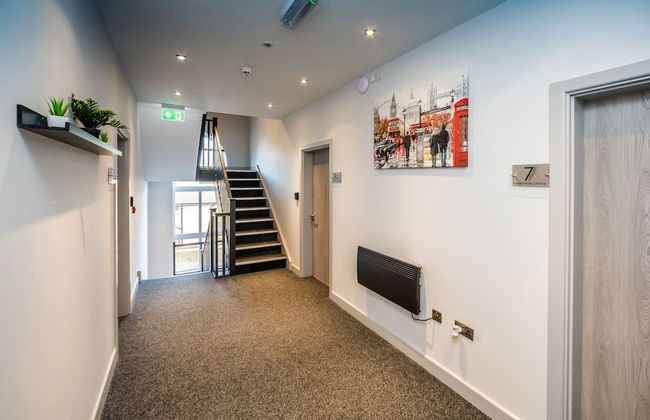 Exquisite Serviced Studio With Private Parking - Photo 8