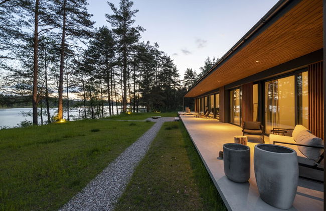 The Lake. Unique Waterfront Villa - Photo 38