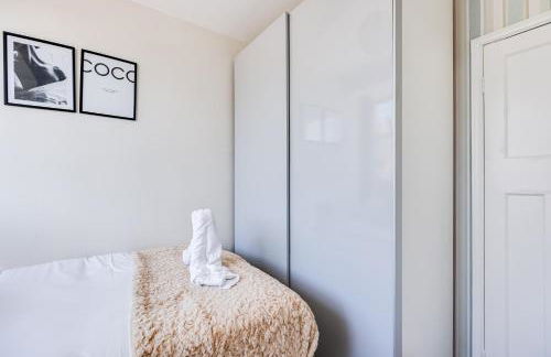 Charming Detached Bungalow - Close to Town Centre - Driveway Parking, Self-Check-In, Fast WiFi and Garden by Yoko Property - Photo 8