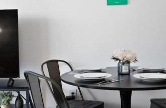 Stylish 4 Bed - 2 Mins to Stadium - Free Parking - Gym - Views - Foto 13