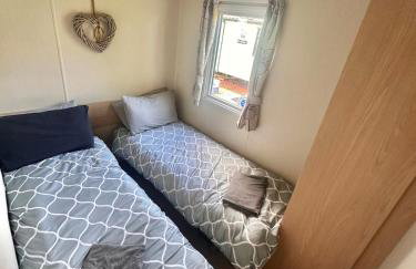 Two Bedroom Willerby Caravan Located in Uddingston, Glasgow at Maryville Caravan Site - Photo 13