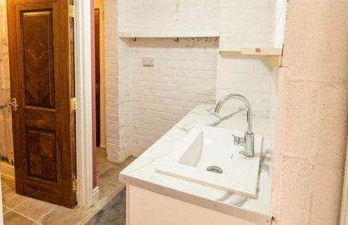 Family-Friendly Detached House Near Leeds and Bradford with Garden - Foto 7