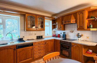 Three Bedroom Bungalow ideal for families or contractors Highbridge - Photo 1