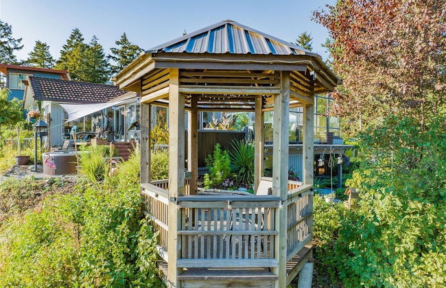 Suite at Trails End Beach House - Photo 16