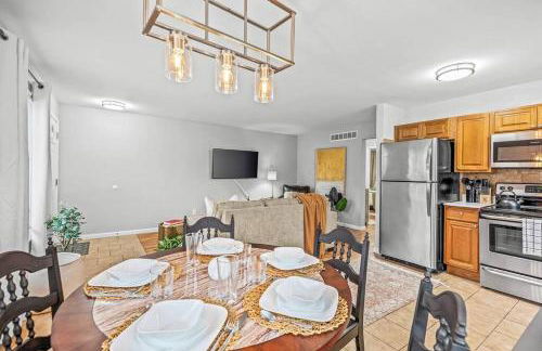 Cozy 2BR Condo in Great Location - King Bed - Foto 29