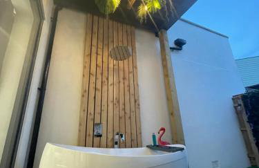 The Jungle Apartment - by Coastline Retreats - Jungle Themed Garden Apartment - Outdoor Bath - Next to Seafront - Childrens Toys - Superfast Wifi - Netflix - Disney - Foto 28