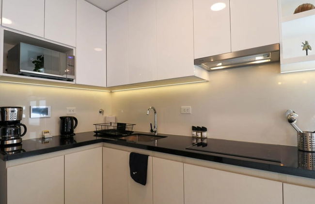 w Captivating 1BR in Miraflores - Photo 4