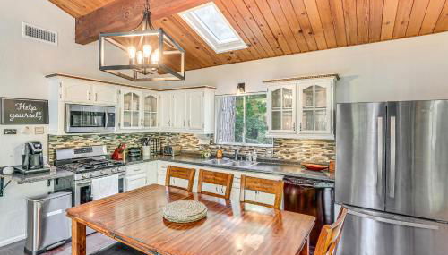 1 Mi to Lake Crestline Cabin with Deck and Gas Grill! - Foto 2