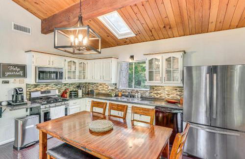 1 Mi to Lake Crestline Cabin with Deck and Gas Grill! - Foto 2