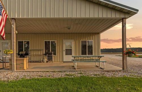 Quiet Riverfront Cabin with Boat Slip Family Friendly Stay in Decatur Nebraska Sleeps 9 - Foto 1