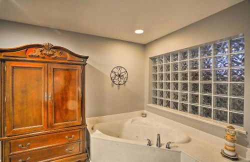 Waterfront Lake Placid Home with Dock and Fire Pit - Foto 15