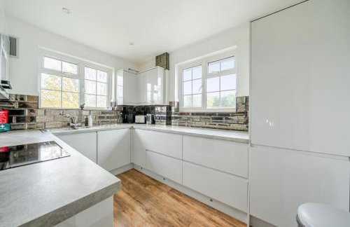 Surrey's Charming Modern Maisonette with Parking - Pass the Keys - Foto 14