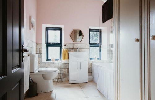 Beautiful 5 bedroom house with hot tub & fire pit - Foto 2