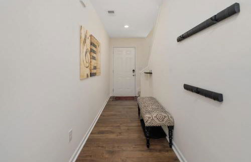 Stylish 3BR Getaway across Bristol Speedway - Foto 20