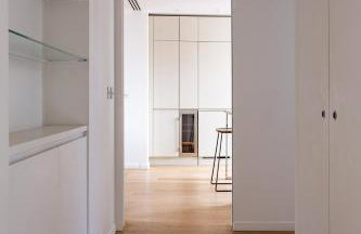 Montaigne - Sunlit Corner Penthouse with Balcony - Photo 6