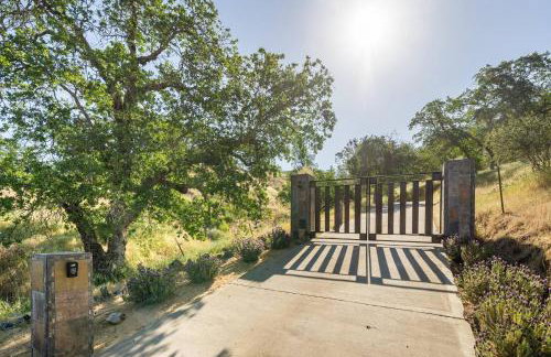 Serene Millerton Lake Villa w/ Panoramic Lake View - Foto 14