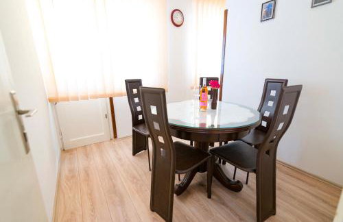 Sunny & Spacious, 2 BR apartment with free parking - Photo 8