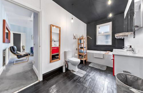 Lovely Split level 2 bedroom flat in NW London - Foto 31