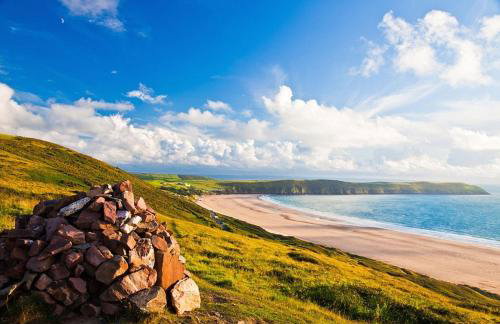 Putsborough Manor 3 Self Catering Cottages with Beach a short walk, dog friendly all year, On site Tennis, Play Area, Paddock, Spa baths, BBQ, Private Gardens, Superfast WIFI - Photo 12