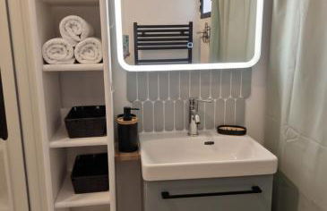 Loft Moderne et Rénové - Idéal Pros & Familles - 1 à 4 pers - Wifi - 5 min de la Gare - Foto 8