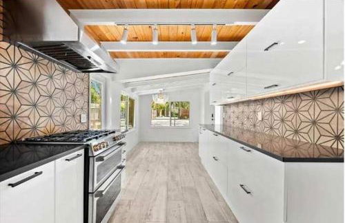 Blue Lagoon Hideaway 3BR Coastal Chic Retreat - Photo 8