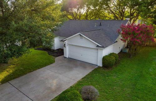Charming & Bright W Lounging Pool and Hot Tub - Photo 86