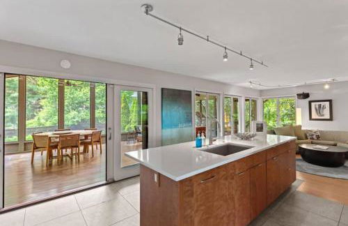 Mid Century Beauty with Huge Sunny Porch - Foto 12